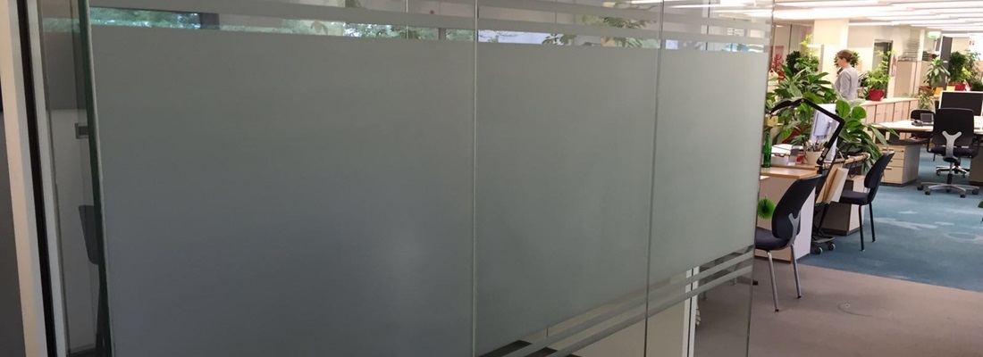 Milchglasfolie mit Streifendekor auf Glaswand – moderner Sichtschutz für Büros und Großraumbereiche von Folien-Fischer in Hamburg Bergedorf, Reinbek, Glinde, Geesthacht, Wentorf, Schwarzenbek, Barsbüttel, Lauenburg, Lüneburg und Aumühle