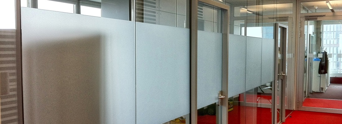 Milchglasfolie als Sichtschutz auf Bürotrennwand – elegante Glasgestaltung von Folien-Fischer in Hamburg Bergedorf, Reinbek, Glinde, Geesthacht, Wentorf, Schwarzenbek, Barsbüttel, Lauenburg, Lüneburg und Aumühle