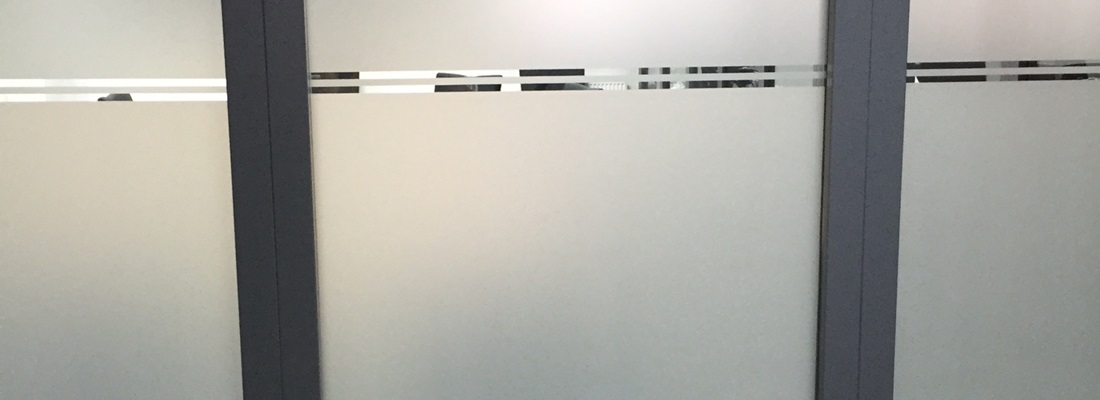 Milchglasfolie mit feinem Streifendekor auf Glaswand – moderner Sichtschutz für Büroflächen von Folien-Fischer in Hamburg Bergedorf, Reinbek, Glinde, Geesthacht, Wentorf, Schwarzenbek, Barsbüttel, Lauenburg, Lüneburg und Aumühle