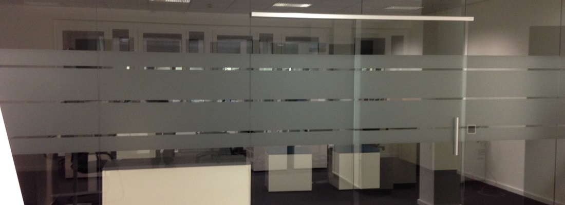 Milchglasfolie mit horizontalen Streifen auf Glaswand – moderner Sichtschutz und Bürogestaltung von Folien-Fischer in Hamburg Bergedorf, Reinbek, Glinde, Geesthacht, Wentorf, Schwarzenbek, Barsbüttel, Lauenburg, Lüneburg und Aumühle