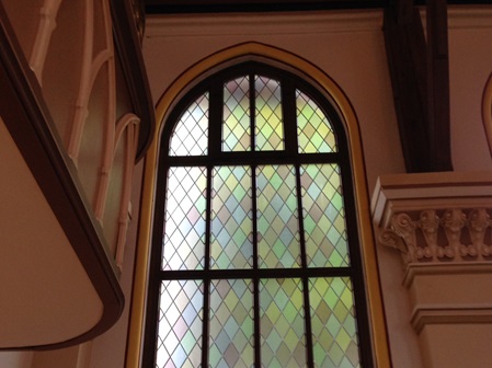 Kirchenfenster mit farbiger Filterfolie und Lichtschutz – dezente Farbverglasung von Folien-Fischer in Hamburg Bergedorf, Reinbek, Glinde, Geesthacht, Wentorf, Schwarzenbek, Barsbüttel, Lauenburg, Lüneburg und Aumühle