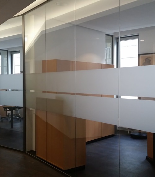 Breite Milchglas-Streifenfolie auf Glaswand im modernen Büro – stilvoller Sichtschutz von Folien-Fischer in Hamburg Bergedorf, Reinbek, Glinde, Geesthacht, Wentorf, Schwarzenbek, Barsbüttel, Lauenburg, Lüneburg und Aumühle