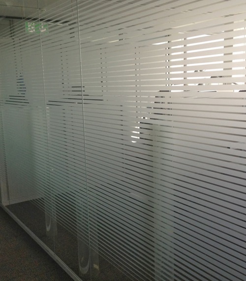 Milchglasfolie mit feinen horizontalen Streifen auf Glaswand – dezenter Sichtschutz von Folien-Fischer in Hamburg Bergedorf, Reinbek, Glinde, Geesthacht, Wentorf, Schwarzenbek, Barsbüttel, Lauenburg, Lüneburg und Aumühle