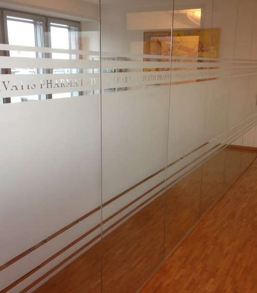 Milchglasfolie mit Streifen und Schriftzug ‚VIVATIS PHARMA‘ auf Glaswand – hochwertiger Sichtschutz und Glasdesign von Folien-Fischer in Hamburg Bergedorf, Reinbek, Glinde, Geesthacht, Wentorf, Schwarzenbek, Barsbüttel, Lauenburg, Lüneburg und Aumühle