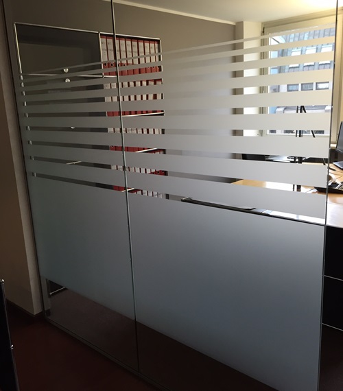 „Milchglasfolie mit horizontalen Streifen auf Glaswand im Büro – stilvoller Sichtschutz von Folien-Fischer in Hamburg Bergedorf, Reinbek, Glinde, Geesthacht, Wentorf, Schwarzenbek, Barsbüttel, Lauenburg, Lüneburg und Aumühle