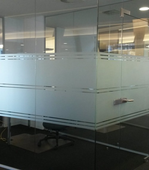 Milchglasfolie mit feinen horizontalen Streifen auf Glaswand – eleganter Sichtschutz für Büros von Folien-Fischer in Hamburg Bergedorf, Reinbek, Glinde, Geesthacht, Wentorf, Schwarzenbek, Barsbüttel, Lauenburg, Lüneburg und Aumühle